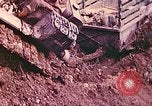 Immagine di Noi 5 Marines utilizzare il verricello per tirare il veicolo blindato in salita Talasea Nuova Gran Bretagna Papua Nuova Guinea, 1944, secondo 35 filmato di repertorio 65675063814