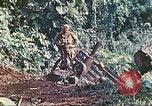 Immagine di Noi 5 Marines utilizzare il verricello per tirare il veicolo blindato in salita Talasea Nuova Gran Bretagna Papua Nuova Guinea, 1944, secondo 39 filmato di repertorio 65675063814