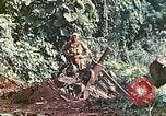 Immagine di Noi 5 Marines utilizzare il verricello per tirare il veicolo blindato in salita Talasea Nuova Gran Bretagna Papua Nuova Guinea, 1944, secondo 42 filmato di repertorio 65675063814