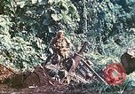 Immagine di Noi 5 Marines utilizzare il verricello per tirare il veicolo blindato in salita Talasea Nuova Gran Bretagna Papua Nuova Guinea, 1944, secondo 43 filmato di repertorio 65675063814