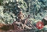 Immagine di Noi 5 Marines utilizzare il verricello per tirare il veicolo blindato in salita Talasea Nuova Gran Bretagna Papua Nuova Guinea, 1944, secondo 44 filmato di repertorio 65675063814