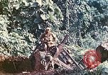 Immagine di Noi 5 Marines utilizzare il verricello per tirare il veicolo blindato in salita Talasea Nuova Gran Bretagna Papua Nuova Guinea, 1944, secondo 45 filmato di repertorio 65675063814