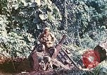 Immagine di Noi 5 Marines utilizzare il verricello per tirare il veicolo blindato in salita Talasea Nuova Gran Bretagna Papua Nuova Guinea, 1944, secondo 46 filmato di repertorio 65675063814