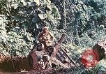 Immagine di Noi 5 Marines utilizzare il verricello per tirare il veicolo blindato in salita Talasea Nuova Gran Bretagna Papua Nuova Guinea, 1944, secondo 47 filmato di repertorio 65675063814