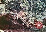 Immagine di Noi 5 Marines utilizzare il verricello per tirare il veicolo blindato in salita Talasea Nuova Gran Bretagna Papua Nuova Guinea, 1944, secondo 51 filmato di repertorio 65675063814