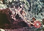 Immagine di Noi 5 Marines utilizzare il verricello per tirare il veicolo blindato in salita Talasea Nuova Gran Bretagna Papua Nuova Guinea, 1944, secondo 56 filmato di repertorio 65675063814