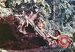 Immagine di Noi 5 Marines utilizzare il verricello per tirare il veicolo blindato in salita Talasea Nuova Gran Bretagna Papua Nuova Guinea, 1944, secondo 57 filmato di repertorio 65675063814