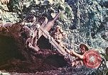 Immagine di Noi 5 Marines utilizzare il verricello per tirare il veicolo blindato in salita Talasea Nuova Gran Bretagna Papua Nuova Guinea, 1944, secondo 58 filmato di repertorio 65675063814
