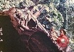 Immagine di Noi 5 Marines utilizzare il verricello per tirare il veicolo blindato in salita Talasea Nuova Gran Bretagna Papua Nuova Guinea, 1944, secondo 59 filmato di repertorio 65675063814