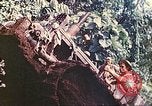 Immagine di Noi 5 Marines utilizzare il verricello per tirare il veicolo blindato in salita Talasea Nuova Gran Bretagna Papua Nuova Guinea, 1944, secondo 61 filmato di repertorio 65675063814
