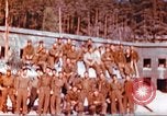 Image Prisonniers de guerre américains rapatriés posent pour les photos Allemagne, 1945, de la seconde 11 séquences d'archives historiques vidéo 65675063832