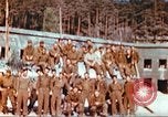 Image Prisonniers de guerre américains rapatriés posent pour les photos Allemagne, 1945, de la seconde 17 séquences d'archives historiques vidéo 65675063832