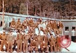 Image Prisonniers de guerre américains rapatriés posent pour les photos Allemagne, 1945, de la seconde 18 séquences d'archives historiques vidéo 65675063832