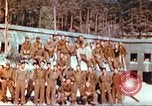 Image Prisonniers de guerre américains rapatriés posent pour les photos Allemagne, 1945, de la seconde 21 séquences d'archives historiques vidéo 65675063832