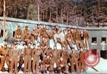 Image Prisonniers de guerre américains rapatriés posent pour les photos Allemagne, 1945, de la seconde 22 séquences d'archives historiques vidéo 65675063832