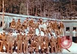 Image Prisonniers de guerre américains rapatriés posent pour les photos Allemagne, 1945, de la seconde 23 séquences d'archives historiques vidéo 65675063832