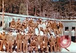 Image Prisonniers de guerre américains rapatriés posent pour les photos Allemagne, 1945, de la seconde 24 séquences d'archives historiques vidéo 65675063832