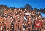 Image Prisonniers de guerre américains rapatriés posent pour les photos Allemagne, 1945, de la seconde 35 séquences d'archives historiques vidéo 65675063832