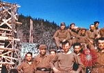 Image Prisonniers de guerre américains rapatriés posent pour les photos Allemagne, 1945, de la seconde 52 séquences d'archives historiques vidéo 65675063832