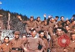 Image Prisonniers de guerre américains rapatriés posent pour les photos Allemagne, 1945, de la seconde 56 séquences d'archives historiques vidéo 65675063832