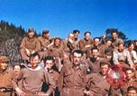 Image Prisonniers de guerre américains rapatriés posent pour les photos Allemagne, 1945, de la seconde 60 séquences d'archives historiques vidéo 65675063832