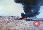 Standbild japanische Artillerie feuert auf US-Tanks Iwo Jima, 1945, aus Sekunde 8 historischem Filmmaterial Videoclip 65675063846