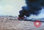 Standbild japanische Artillerie feuert auf US-Tanks Iwo Jima, 1945, aus Sekunde 10 historischem Filmmaterial Videoclip 65675063846