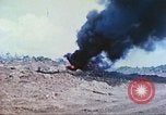 Standbild japanische Artillerie feuert auf US-Tanks Iwo Jima, 1945, aus Sekunde 11 historischem Filmmaterial Videoclip 65675063846