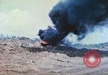 Standbild japanische Artillerie feuert auf US-Tanks Iwo Jima, 1945, aus Sekunde 12 historischem Filmmaterial Videoclip 65675063846