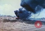 Standbild japanische Artillerie feuert auf US-Tanks Iwo Jima, 1945, aus Sekunde 13 historischem Filmmaterial Videoclip 65675063846