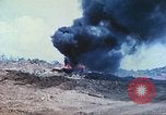 Standbild japanische Artillerie feuert auf US-Tanks Iwo Jima, 1945, aus Sekunde 14 historischem Filmmaterial Videoclip 65675063846