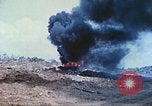 Standbild japanische Artillerie feuert auf US-Tanks Iwo Jima, 1945, aus Sekunde 15 historischem Filmmaterial Videoclip 65675063846