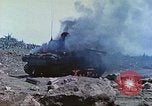 Standbild japanische Artillerie feuert auf US-Tanks Iwo Jima, 1945, aus Sekunde 16 historischem Filmmaterial Videoclip 65675063846