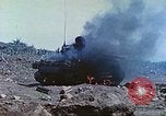 Standbild japanische Artillerie feuert auf US-Tanks Iwo Jima, 1945, aus Sekunde 17 historischem Filmmaterial Videoclip 65675063846