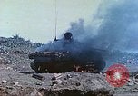 Standbild japanische Artillerie feuert auf US-Tanks Iwo Jima, 1945, aus Sekunde 18 historischem Filmmaterial Videoclip 65675063846