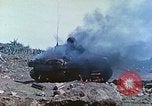 Standbild japanische Artillerie feuert auf US-Tanks Iwo Jima, 1945, aus Sekunde 19 historischem Filmmaterial Videoclip 65675063846