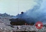 Standbild japanische Artillerie feuert auf US-Tanks Iwo Jima, 1945, aus Sekunde 20 historischem Filmmaterial Videoclip 65675063846