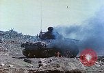 Standbild japanische Artillerie feuert auf US-Tanks Iwo Jima, 1945, aus Sekunde 21 historischem Filmmaterial Videoclip 65675063846