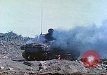 Standbild japanische Artillerie feuert auf US-Tanks Iwo Jima, 1945, aus Sekunde 22 historischem Filmmaterial Videoclip 65675063846