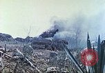 Standbild japanische Artillerie feuert auf US-Tanks Iwo Jima, 1945, aus Sekunde 23 historischem Filmmaterial Videoclip 65675063846