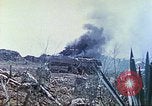 Standbild japanische Artillerie feuert auf US-Tanks Iwo Jima, 1945, aus Sekunde 25 historischem Filmmaterial Videoclip 65675063846