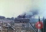 Standbild japanische Artillerie feuert auf US-Tanks Iwo Jima, 1945, aus Sekunde 27 historischem Filmmaterial Videoclip 65675063846