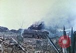 Standbild japanische Artillerie feuert auf US-Tanks Iwo Jima, 1945, aus Sekunde 28 historischem Filmmaterial Videoclip 65675063846