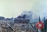 Standbild japanische Artillerie feuert auf US-Tanks Iwo Jima, 1945, aus Sekunde 29 historischem Filmmaterial Videoclip 65675063846