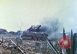 Standbild japanische Artillerie feuert auf US-Tanks Iwo Jima, 1945, aus Sekunde 30 historischem Filmmaterial Videoclip 65675063846