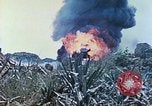 Standbild japanische Artillerie feuert auf US-Tanks Iwo Jima, 1945, aus Sekunde 31 historischem Filmmaterial Videoclip 65675063846
