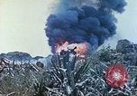 Standbild japanische Artillerie feuert auf US-Tanks Iwo Jima, 1945, aus Sekunde 32 historischem Filmmaterial Videoclip 65675063846