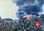 Standbild japanische Artillerie feuert auf US-Tanks Iwo Jima, 1945, aus Sekunde 35 historischem Filmmaterial Videoclip 65675063846