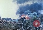 Standbild japanische Artillerie feuert auf US-Tanks Iwo Jima, 1945, aus Sekunde 36 historischem Filmmaterial Videoclip 65675063846