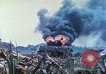 Standbild japanische Artillerie feuert auf US-Tanks Iwo Jima, 1945, aus Sekunde 38 historischem Filmmaterial Videoclip 65675063846